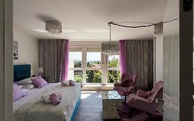 Downtown Luxury Apartment Emili